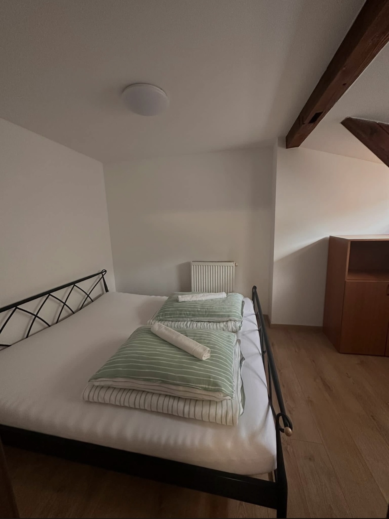 Podkrovná izba s dvomi posteľami